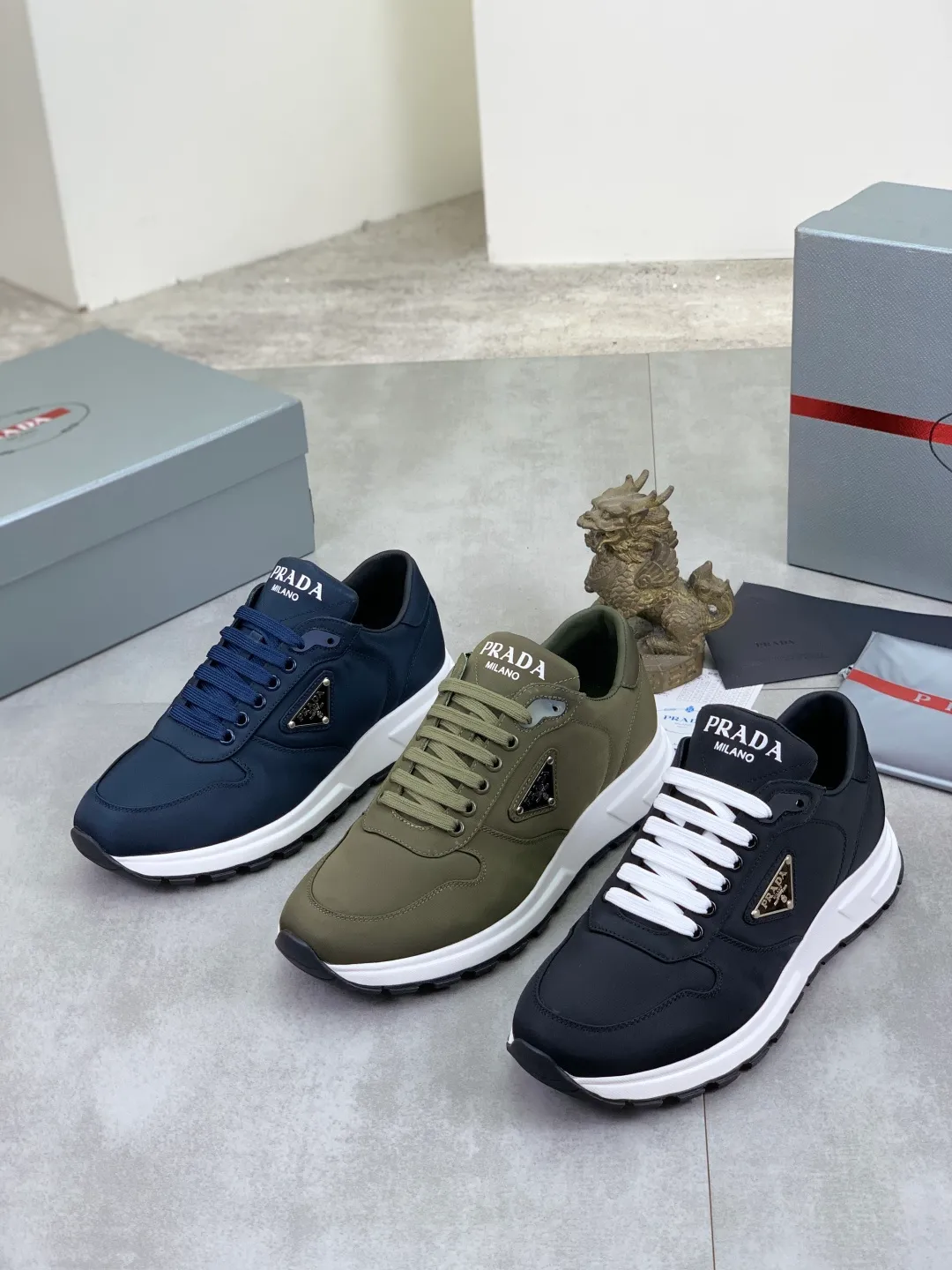 Men's shoes 💰P540 new (higher version) new PRADA (Prada) classic models are on the market at the same time, new men's shoes, 😘fabrics are selected from original imported calfskin. First layer of imported cowhide lining. The original version is awesome! 👍🏿Original open-molded non-slip PU outsole, with exquisite lines, simple and elegant, super comfortable and classy on foot, suitable for leisure travel. Code number: 38-45 (46 customized) 3️⃣ colors available